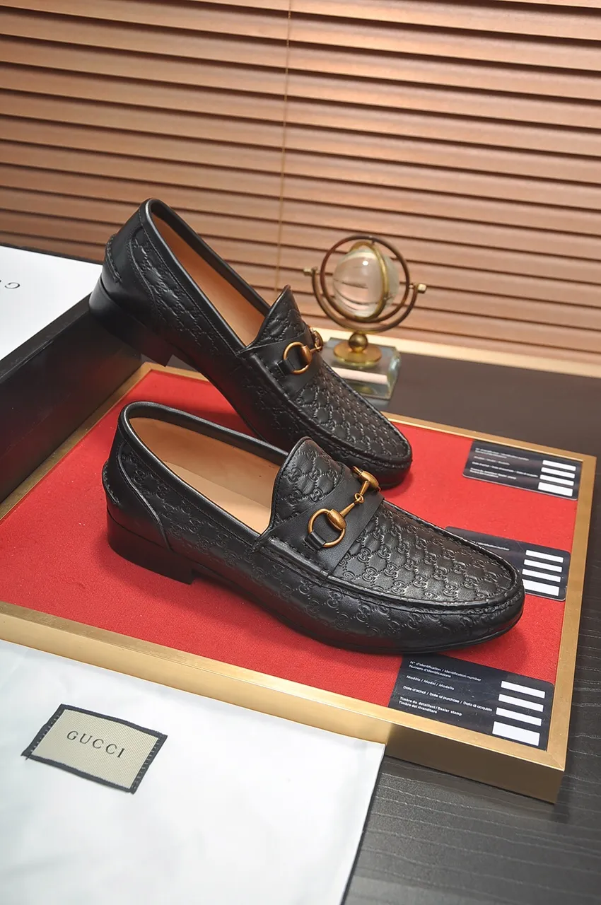 Men's shoes💰500💶Italy's top luxury men's shoe giant (GUCCI) (Gucci) (full cowhide lining) new arrival🍃Original European style🔰 Pleasant to the eye😍In order to make the shoes more durable and non-deformable🌀The production continues to follow traditional methods but there is still no lack of innovation💪Choose original sheepskin for the leather♻️ Smooth and natural And extra bright ⭐Made of imported cowhide, the first choice of rich people 38-45 (45 customized)